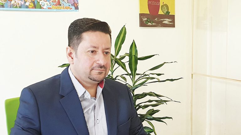 Asylverfahrensberater Samer Qarqash in einem Beratungsgespräch