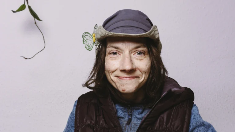 Eine von Armut betroffene Frau, die dennoch herzlich lächelt.