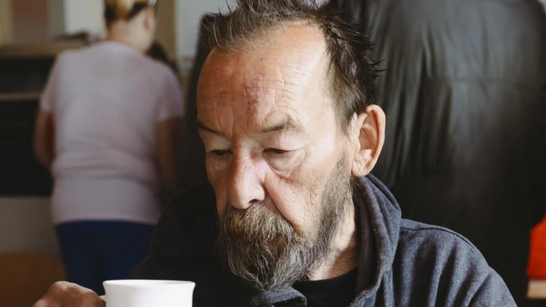 Älterer Herr nippt an Kaffeetasse